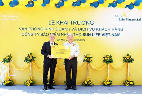 Ông Larry Madge - Tổng Giám đốc Sun Life Việt Nam trao số tiền hỗ trợ các em học sinh cho lãnh đạo Hội Khuyến học tỉnh