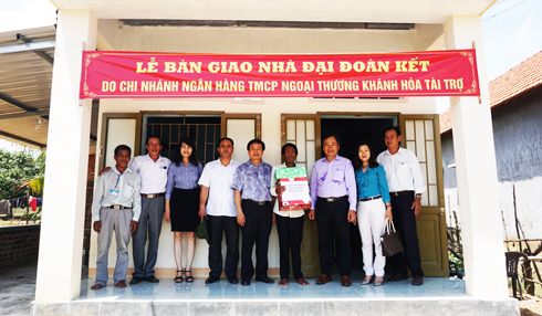 Vice-chairman of Khanh Hoa People's Committee Nguyen Dac Tai and leadership of Vietcombank Khanh Hoa handing over house and gifts to a poor household