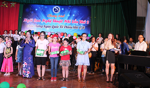 Children having exhibited picture are presented gifts.