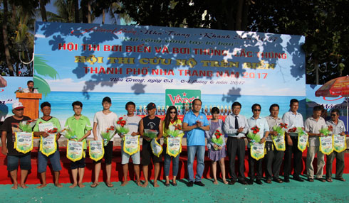 Over 100 people join swimming, basket boat paddling and swinging competition