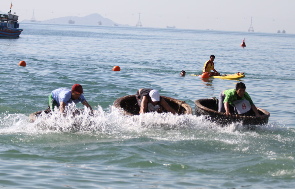 Bamboo boat swinging.