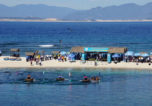 Bamboo boat swinging competition is new feature of 2017 Salanganes Nest Festival.