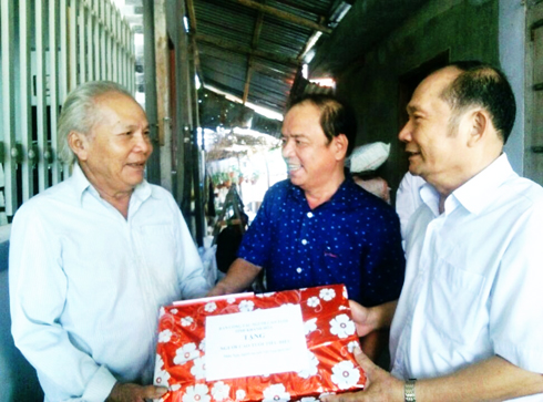 Outstanding elders receive gifts