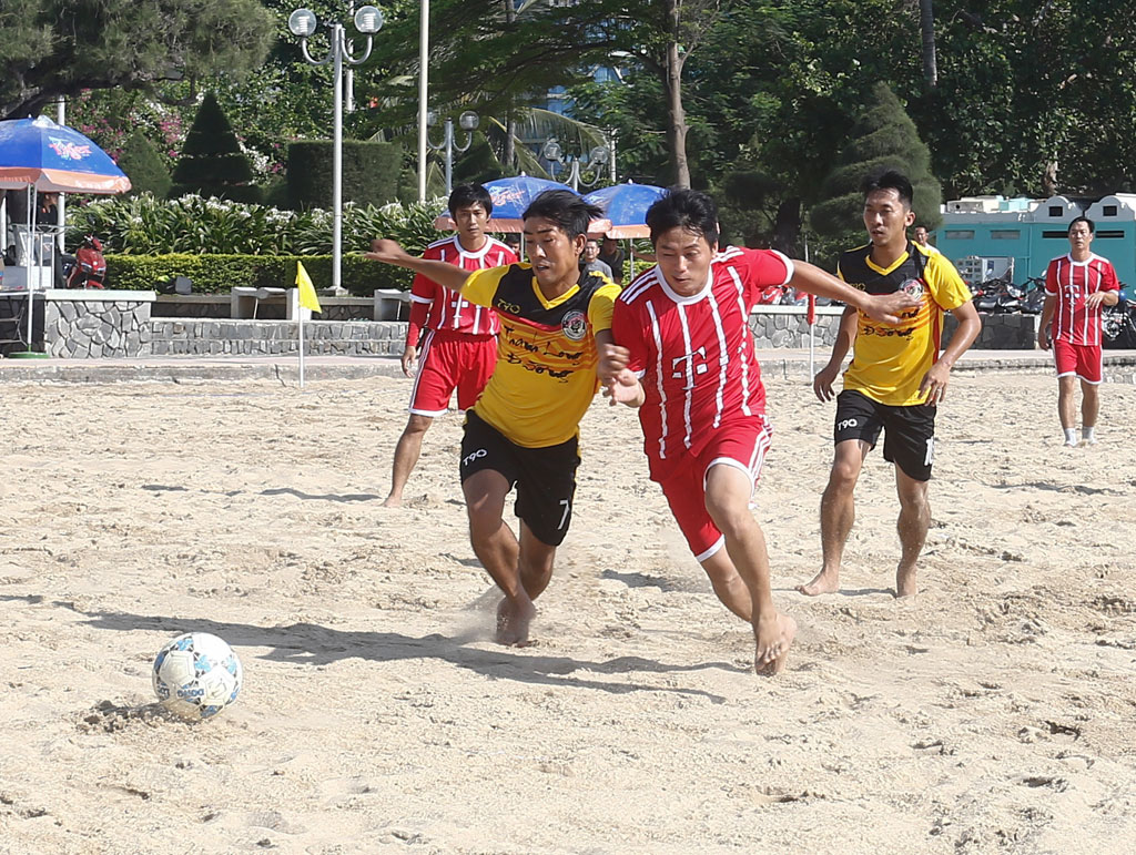 Khanh Hoa beach football tournament 2017 kicks off