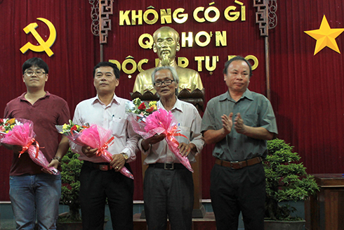 Leader of Khanh Hoa Museum offering flowers to representatives of participating clubs.