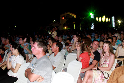 Foreign tourists watching music items.