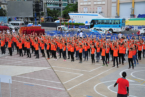 Young people flashmob at 2-4 Square.