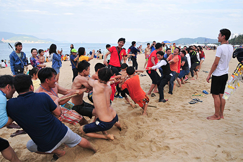 Many people play tug of war.