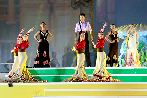 Members of Alicia Alonso dance flamenco.