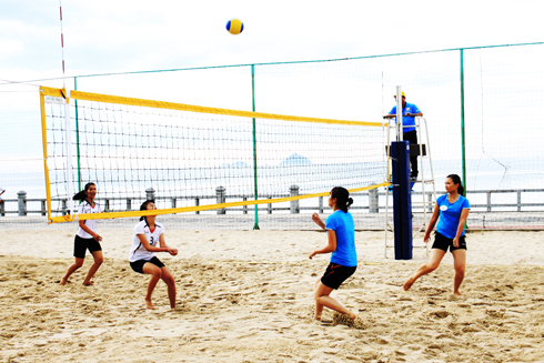 Ten teams play at Khanh Hoa's beach volleyball tournament