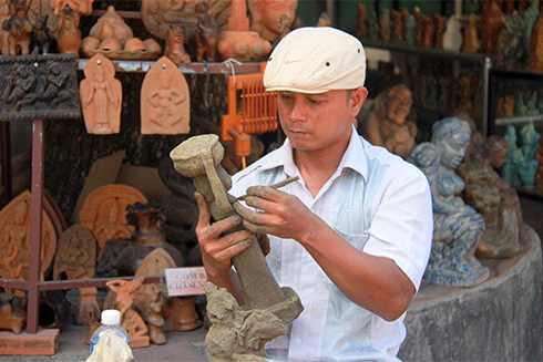 Artisan Tai Van Nhip (Bau Truc pottery village, Ninh Thuan Province) sculpting a statue.