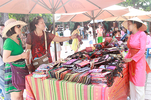 Tourists are interested in Cham brocade products.