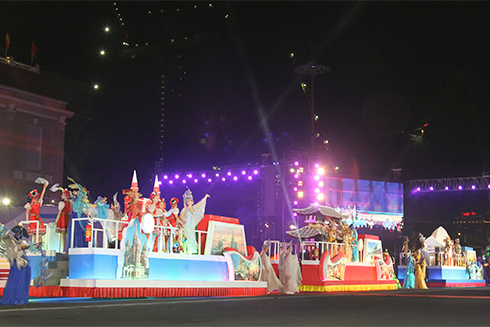 Parade cars with decorations bearing Vietnam’s typical cultural character and symbols of foreign countries participating in Sea Festival 2017. 