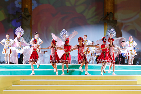 Russian little artists dance Kalinka.