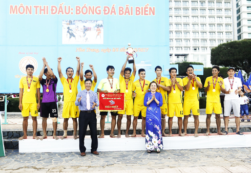 Championship of Khanh Hoa's 2017 beach football tournament comes to Khanh Son