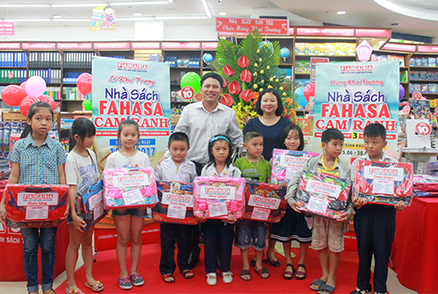 Leaders of Cam Ranh City and FAHASA presenting gifts to disadvantaged students.