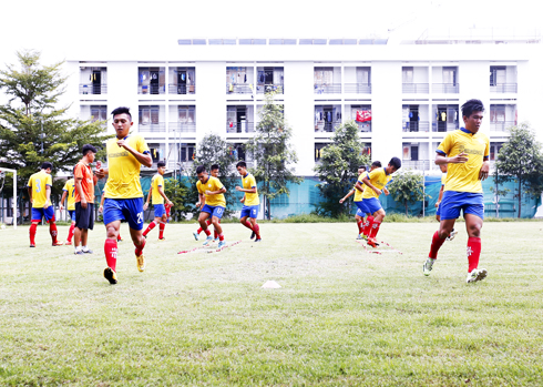 Consecutive good results of Khanh Hoa's football