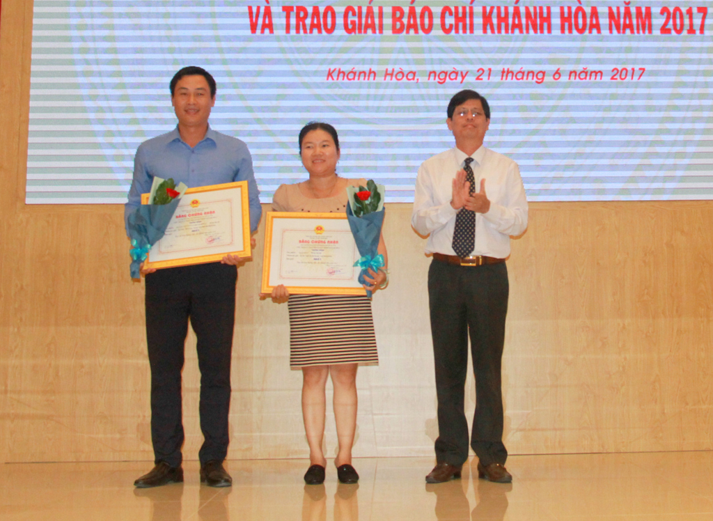 Nguyen Tan Tuan giving prizes to representatives of first-prize winners.