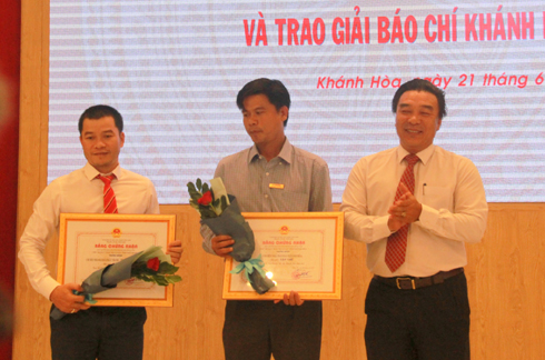 Journalists’ branches of Khanh Hoa Newspaper and Khanh Hoa Radio – Television Station receive collective prizes.