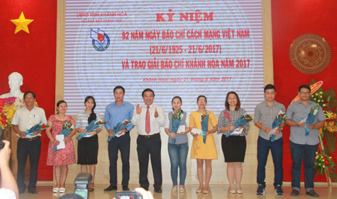 New members of Khanh Hoa Provincial Journalists’ Association.