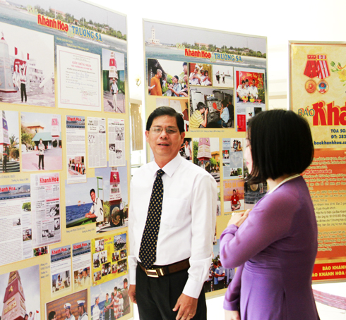 Nguyen Tan Tuan viewing photos about Khanh Hoa Newspaper’s journalists working on Spratly Islands.