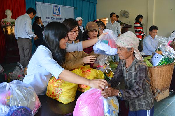 Khatoco charity group offers 50 gifts to the poor