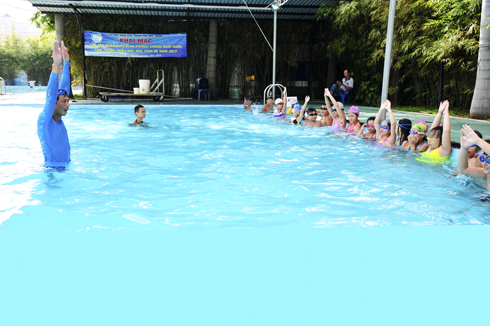 Summer swimming classes, practical playground for children
