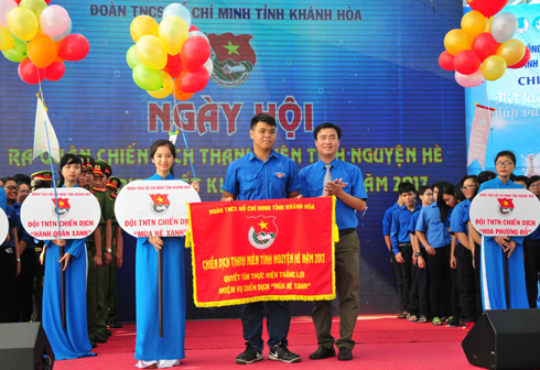 Organization Committee offering flag to volunteer teams.