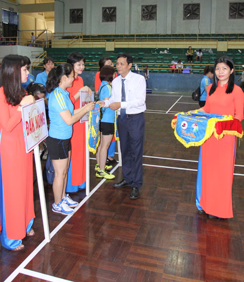 Organization committee offering souvenir flags to teams.