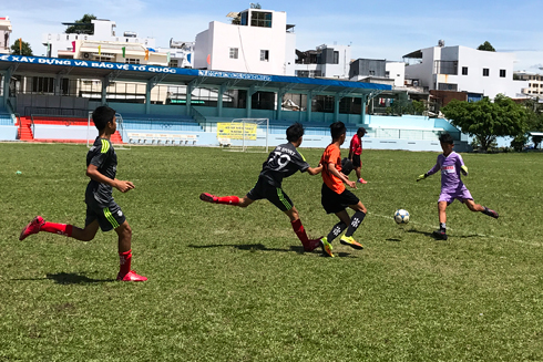 26 teams play at Nha Trang City summer mini football tournament for teenagers and pupils