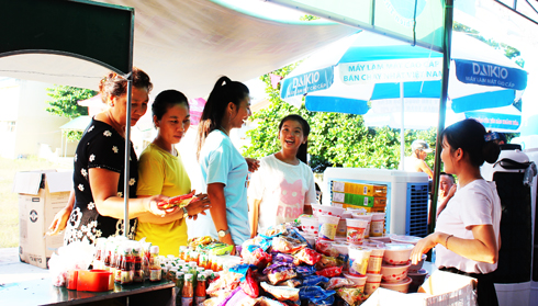 Shopping on market day on Binh Ba Island