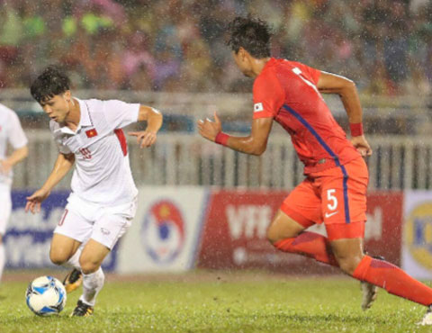 Cong Phuong (in white uniform) scores the only goal for Vietnam U22. (Photo: Quoc An)