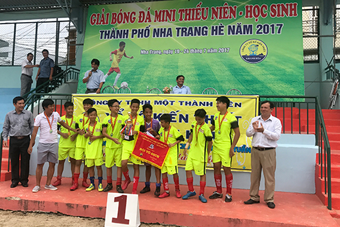 Organization committee offering trophy to Vinh Hai team.