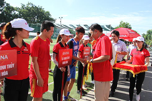 Organizers offering souvenir flags to teams.