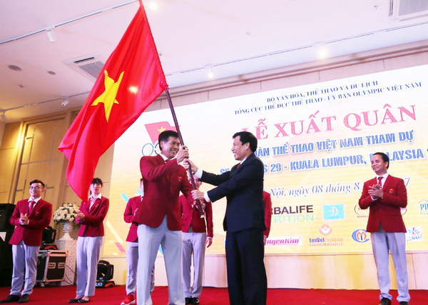 Minister of the Ministry of Culture, Sports and Tourism Nguyen Ngoc Thien giving national flag to Head of Vietnam sports delegation at SEA Games 29.