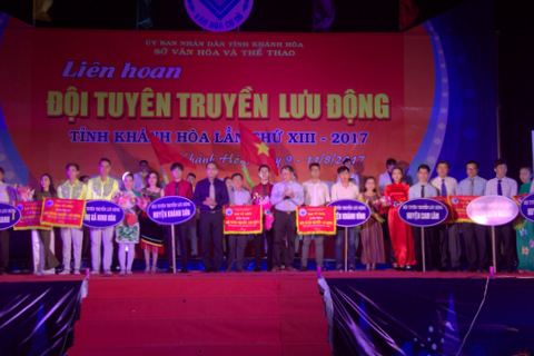 Nguyen Dac Tai, Deputy Chairman of Khanh Hoa Provincial People’s Committee and leaders of provincial Department of Culture and Sports offering flowers and souvenir flags to teams.