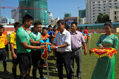 Organization board giving souvenir flags to teams.