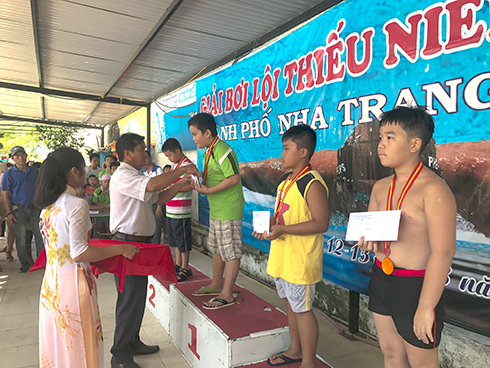 Organizer offering medal to outstanding competitors.