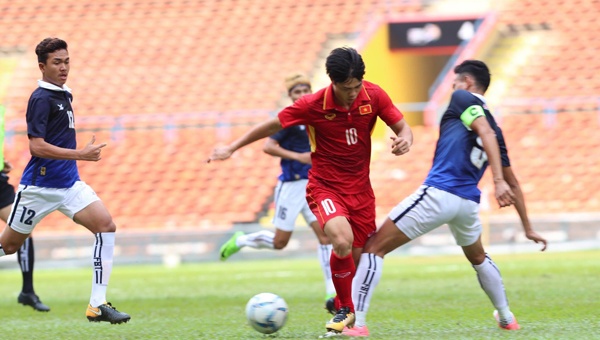 Cong Phuong (red uniform) bags a brace in match with Cambodia (Photo: Dinh Dong vnexpress)