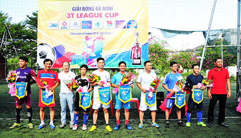 Organization board giving souvenir flags to teams.