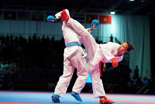 Vietnamese karate athlete Hong Anh (red belt) wins gold in female kumite above 68kg. (Photo: Thanh nien) Source: baochinhphu.vn