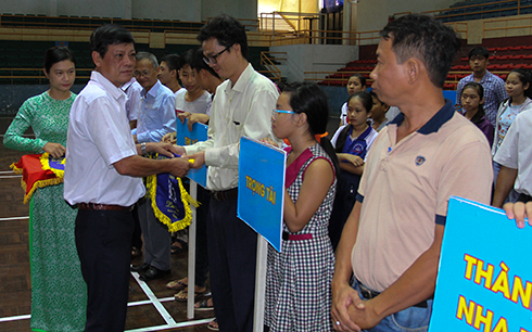 Teams receiving souvenir flags from organization board.