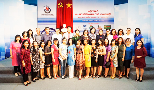 Seminar themed “Female journalists accompanying businesses” (central area) held in Nha Trang.