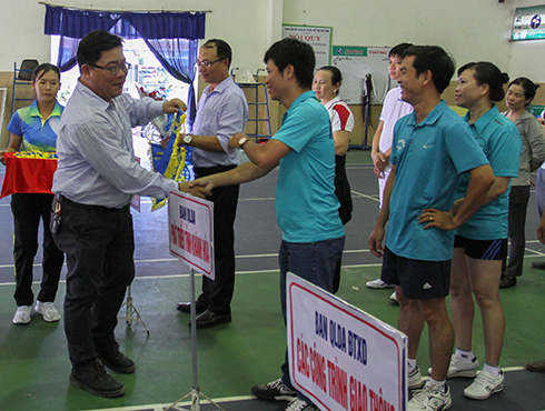 Organization committee offer souvenir flags to teams.