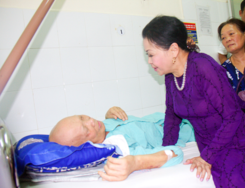 Singer Khanh Ly visits a patient.