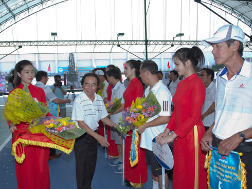 Organization committee offer flowers to teams.