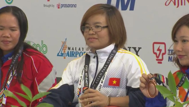 Vi Thi Hang (middle) with record-breaking gold in women’s 100m freestyle.