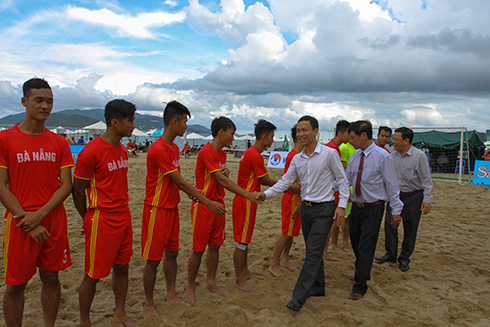 Organizers shaking hands with players.