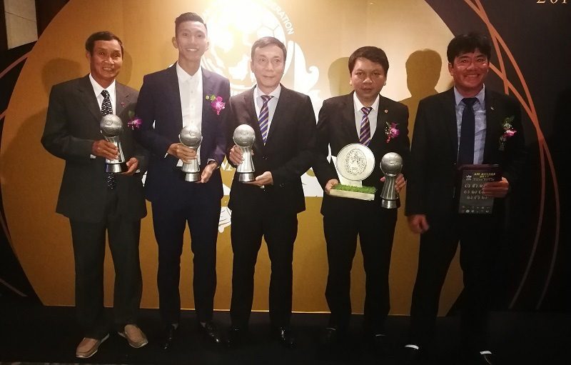 Representatives of Vietnam's football receiving AFF Awards