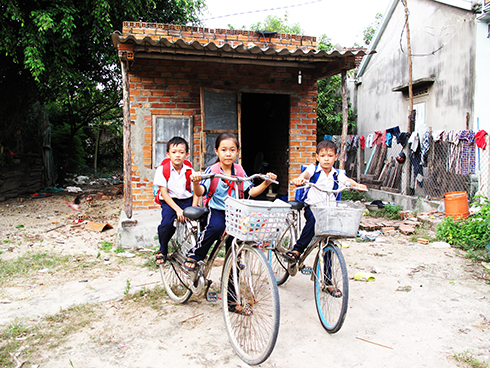 Three sister and brothers go to school together.